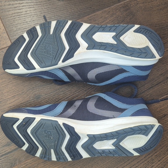 New Balance Womens Athletic Shoes, 7 1/2, blue, Like New. - Picture 3 of 4